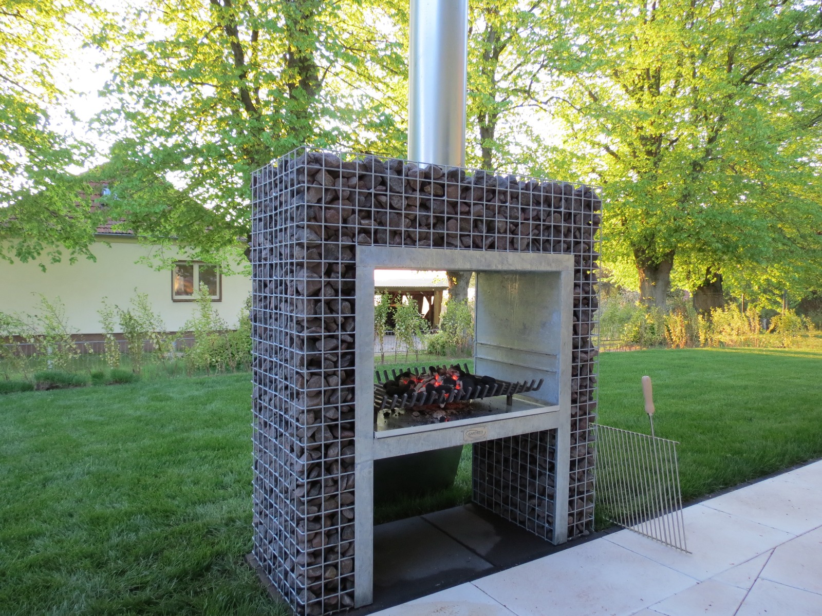Gabionen Blockkamin Grill mit Feuer