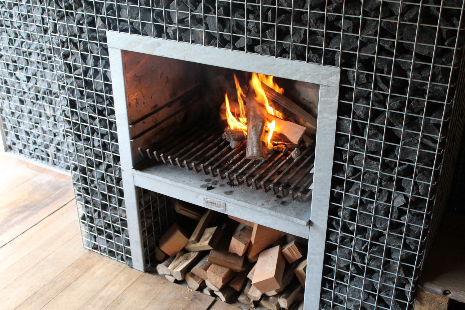Steinkorb Block-Kamin Grill mit Feuer