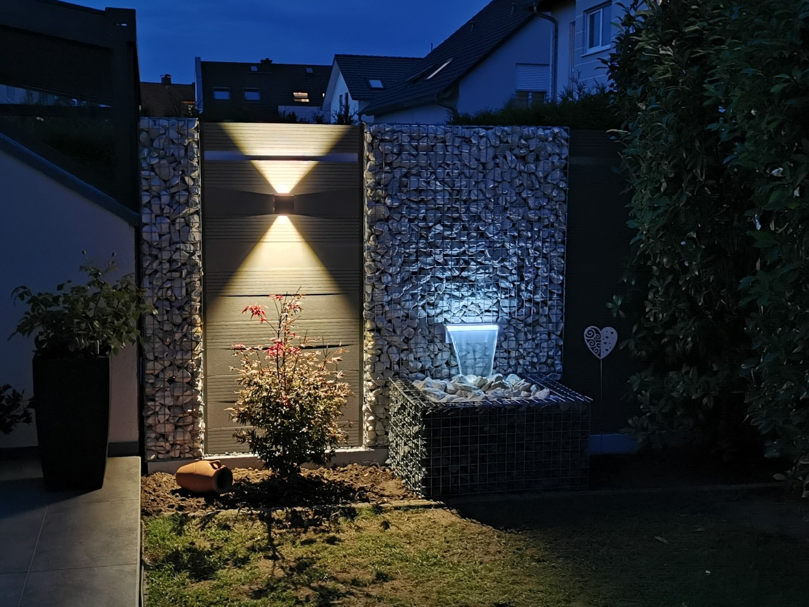 WPC Zaun Kombination mit Gabionen, wasserfall und Led Beleuchtung