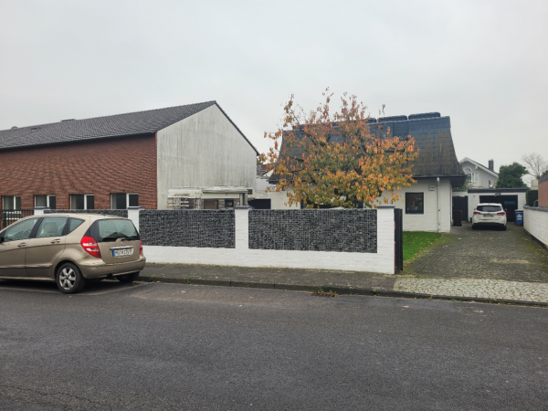 Gabionen im bestehenden Zaun Gabionen im bestehenden Zaun