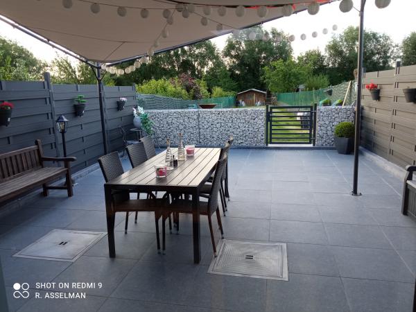 Maßgefertigte Gabione mit Weissenbacher Bruchsteine und Gartenzaun Maßgefertigte Gabione