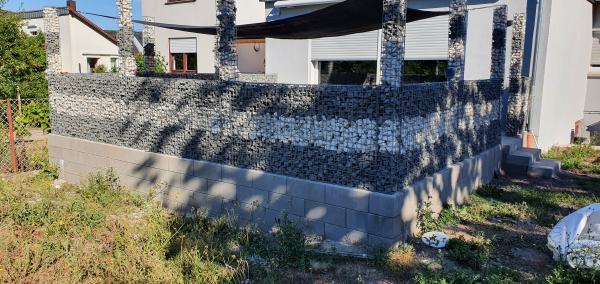 Gabionenzaun und Säulen mit Beschattungstuch Gabionenzaun und Säulen mit Beschattungstuch