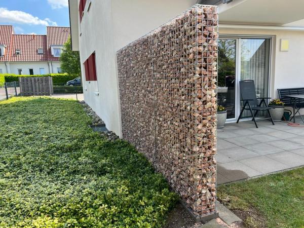 Gabionen mit Salzburger rot Gabionen mit Salzburger rot