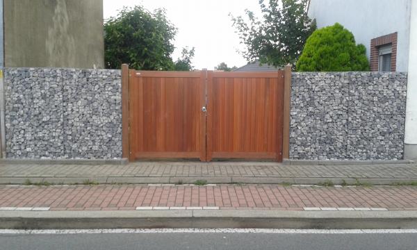 Gabionen mit Holzzaun Gabionen mit Holzzaun