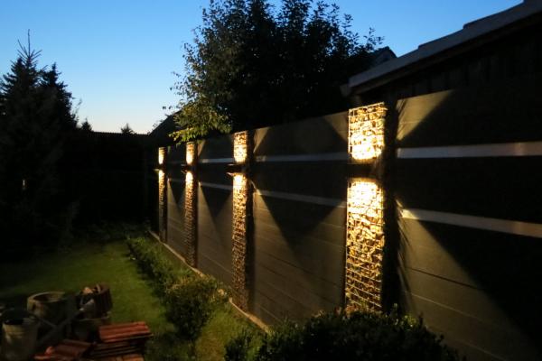 Wandlampen sind in einem modernen Garten unentbehrlich. Wandlampen verleihen dem Haus, dem Gartenzaun, den Gabionen oder dem Außenbereich den letzten Schliff. Gabionen mit wandlampen