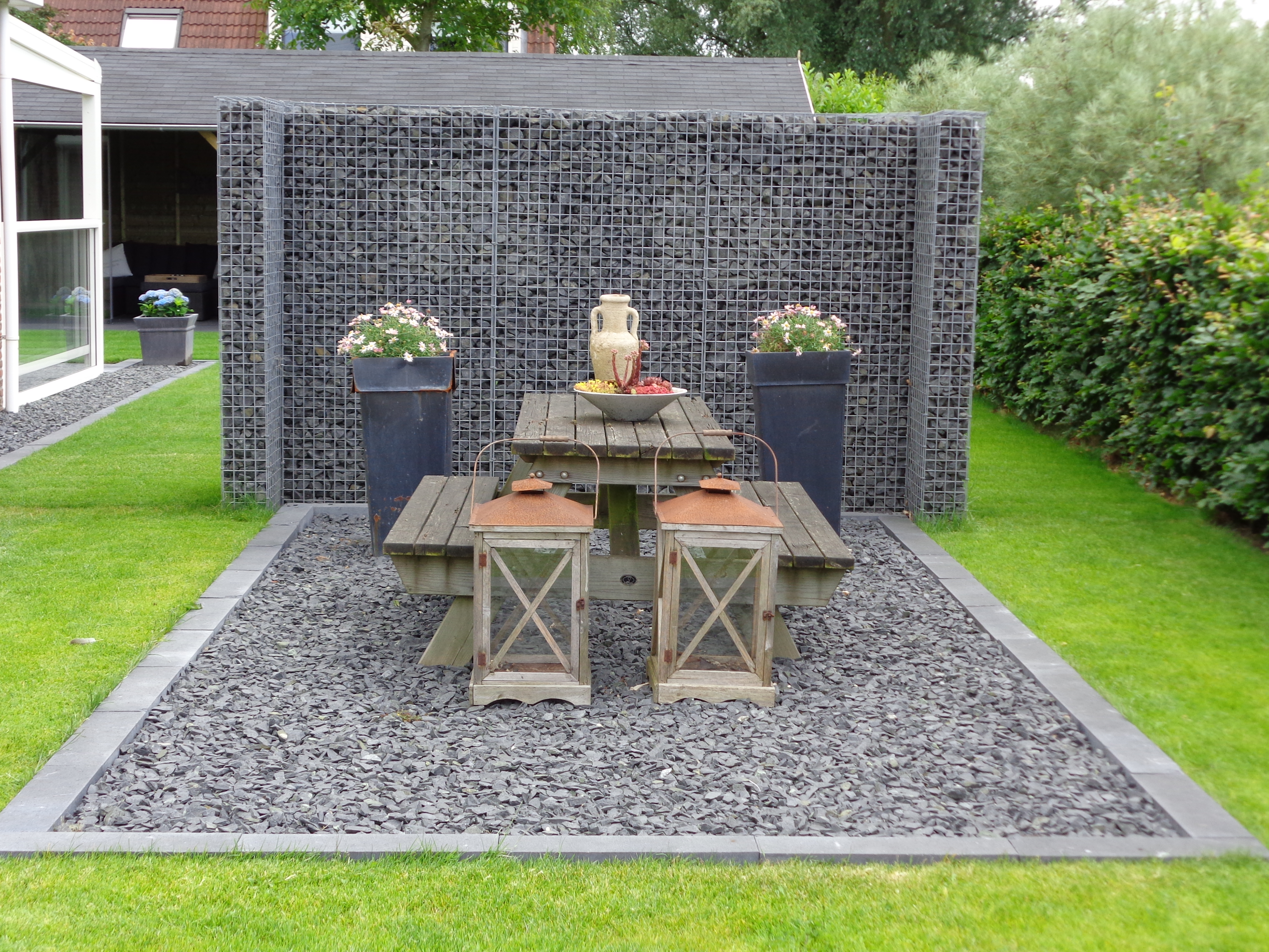 Gabione mit Basaltfüllung für moderne Optik