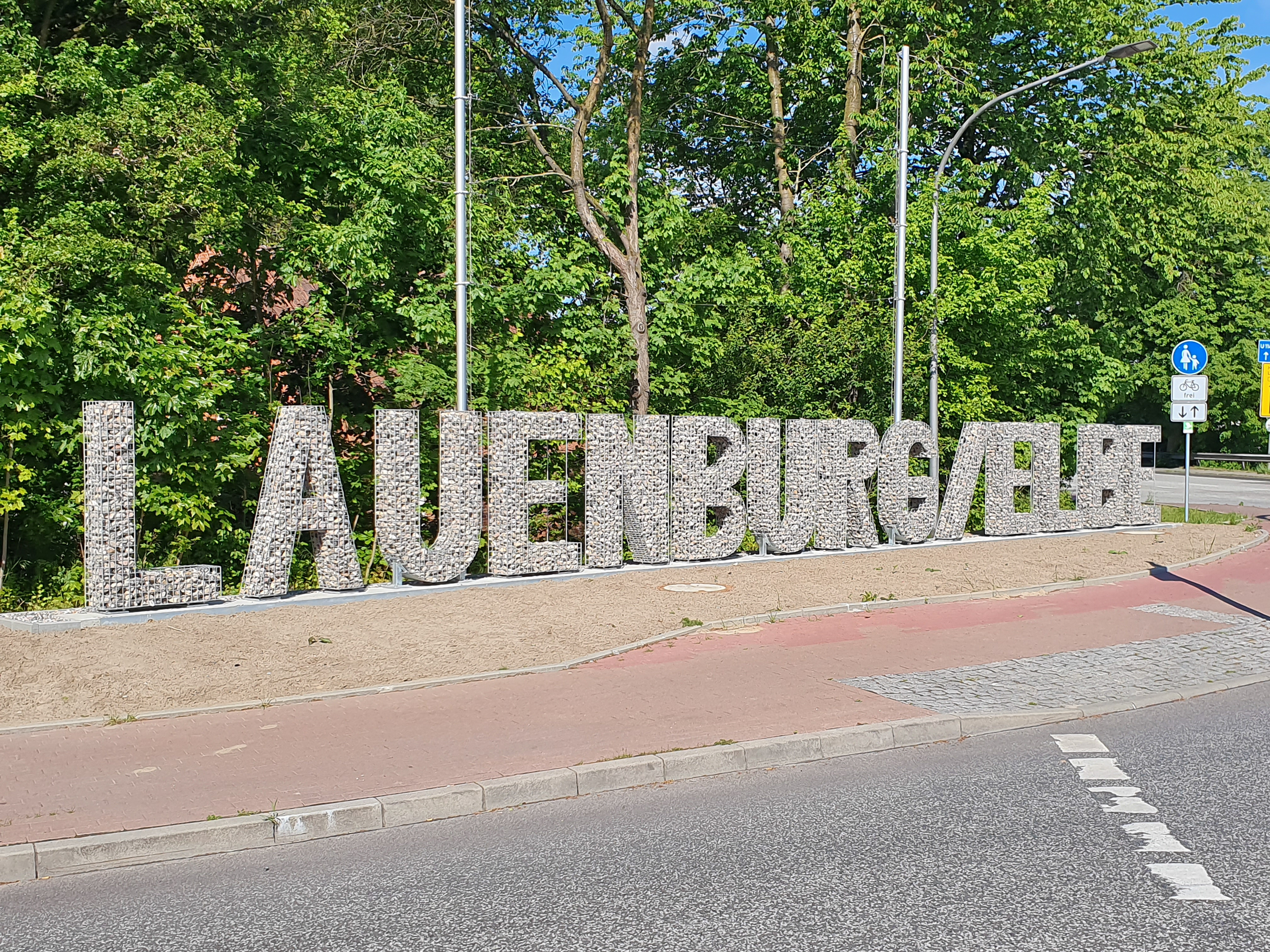 Gabionen-Buchstaben als Gartendeko