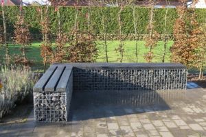 Gabione mit Sitzbank – Gabionenbank