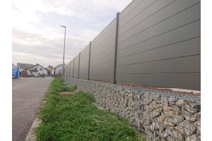Gabionen Steinkörbe WPC Sichtschutz – WPC-zaun mit Gabionen. Gabionen Steinkörbe WPC Sichtschutz