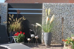 WPC Sichtschutz Anthrazit mit Alu Streifen – WPC-zaun mit Gabionen. WPC Sichtschutz Anthrazit mit Alu Streifen