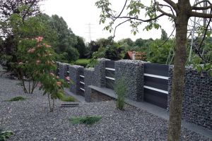 Komposit mit Gabionen – WPC-zaun mit Gabionen. Komposit mit Gabionen