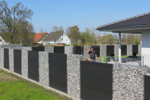 WPC Sichtschutz – WPC-zaun mit Gabionen. WPC Sichtschutz