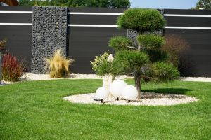 Komposit Sichtschutz Anthrazit – WPC-zaun mit Gabionen. Komposit Sichtschutz Anthrazit