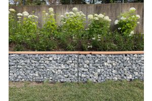 Gabione mit Sitzbank – Gabionenbank