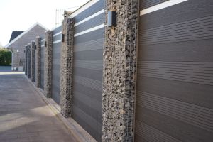 WPC-Sichtschutz – WPC-zaun mit Gabionen. WPC-Sichtschutz