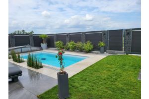 Gabionen mit WPC am Pool – WPC-zaun mit Gabionen. Gabionen mit WPC am Pool