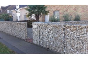 Gabione mit Yellow Sun Bruchstein – Gabionen Briefkasten