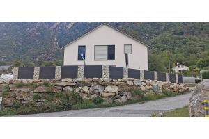 Gabionen mit Bruchstein und Komposit-Sichtschutz – WPC-zaun mit Gabionen. Gabionen mit Bruchstein und Komposit-Sichtschutz