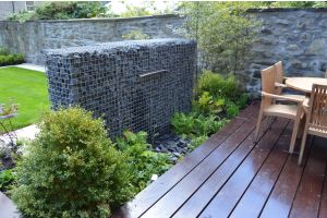 Gabionen mit Wasserfall – Wasserfall. Gabionen mit Wasserfall