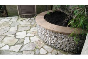 Gabione mit Sitzbank – Gabionenbank