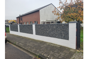 Steinkörbe im Bestehenden Sichtschutz – Gabionen. Steinkörbe im Bestehenden Sichtschutz