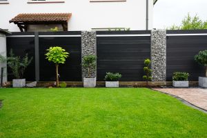 Gabionen mit Komposit – WPC-zaun mit Gabionen. Gabionen mit Komposit