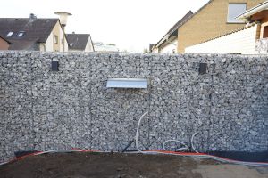 Gabionen mit Wasserfall – Wasserfall. Gabionen mit Wasserfall