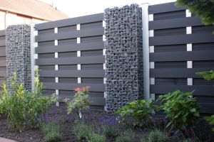 WPC Sichtschutzzaun mit Gabionen – Gabionen-Säulen