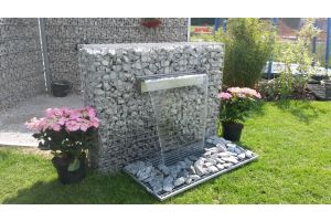 Gabionen mit Wasserfall – Wasserfall. Gabionen mit Wasserfall