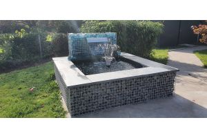 Gabionen Wasserfall mit Glasbrocken – Glasbrocken