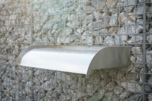 Gabionen mit Wasserfall – Wasserfall. Gabionen mit Wasserfall