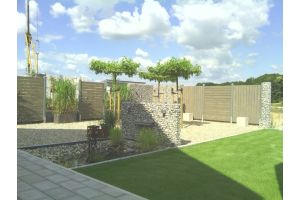 Gabionen mit Wasserfall – Wasserfall. Gabionen mit Wasserfall