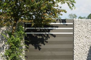 Gabionen mit Komposit – WPC-zaun mit Gabionen. Gabionen mit Komposit