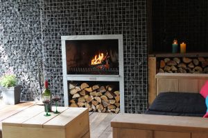 Blockkamin auf Maß mit Bauholz-Möbeln – Gartenkamine. Blockkamin auf Maß mit Bauholz-Möbeln