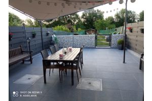 Maßgefertigte Gabione – Gabionen. Maßgefertigte Gabione mit Weissenbacher Bruchsteine und Gartenzaun