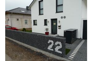 Gabione mit Basaltbruchstein – Gabionen Buchstaben und Zahlen