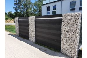 WPC-Sichtschutz – WPC-zaun mit Gabionen. WPC-Sichtschutz