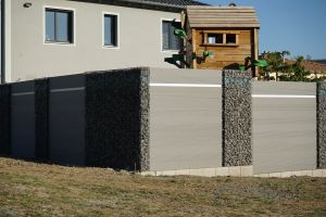 WPC-Sichtschutz – WPC-zaun mit Gabionen. WPC-Sichtschutz