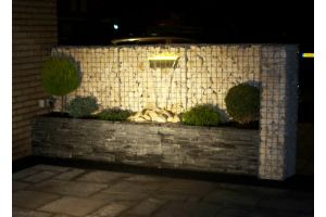 Gabionen Wasserfall mit LED-Beleuchtung mit Yellow Sun Bruchstein – Yellow Sun Bruchstein