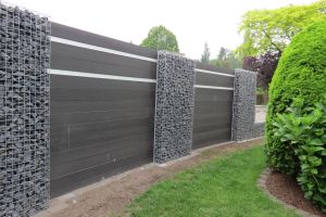 WPC Sichtschutz – WPC-zaun mit Gabionen. WPC Sichtschutz