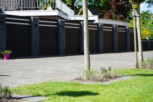 WPC-Sichtschutz – WPC-zaun mit Gabionen. WPC-Sichtschutz