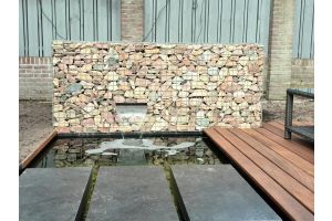 Gabionen mit Wasserfall – Wasserfall. Gabionen mit Wasserfall