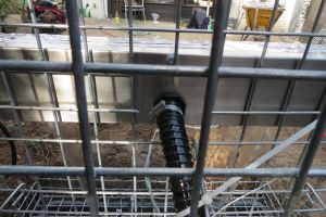 Gabionen mit Wasserfall – Wasserfall. Gabionen mit Wasserfall