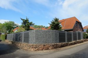 Gabionen mit Wpc – WPC-zaun mit Gabionen. Gabionen mit Wpc
