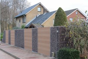 Komposit Sichtschutz Braun – WPC-zaun mit Gabionen. Komposit Sichtschutz Braun