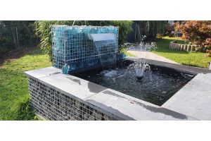 Gabionen Wasserfall mit Glasbrocken – Glasbrocken