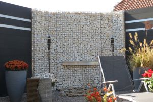 Gabionen mit Wasserfall – Wasserfall. Gabionen mit Wasserfall