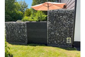 Gabionen WPC-Sichtschutz Steckdose – WPC-zaun mit Gabionen. Gabionen WPC-Sichtschutz Steckdose