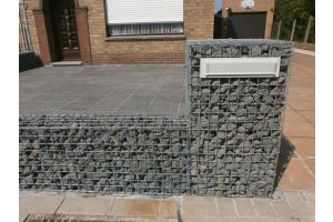 Gabione mit Basaltbruchstein – Gabionen Briefkasten