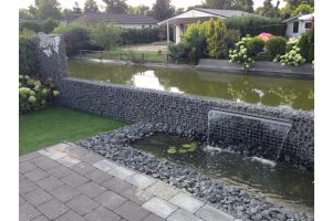 Gabionen mit Wasserfall – Wasserfall. Gabionen mit Wasserfall